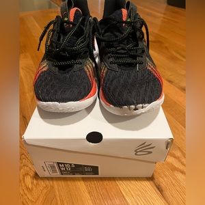 Curry 10
Men’s Basketball Shoes
Size 10.5
BLK/ORG